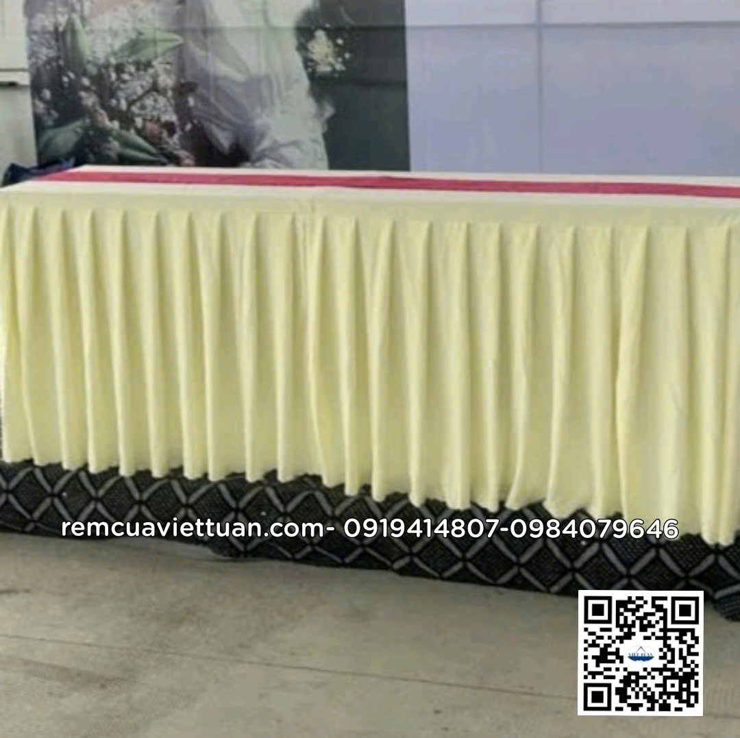 Khăn trải bàn dài xếp ly